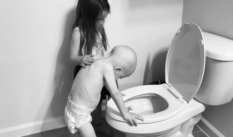 Mom shares heartbreaking moment girl, 5, takes care of little brother with leukaemia Mom shares heartbreaking moment girl, 5, takes care of little brother with leukaemia